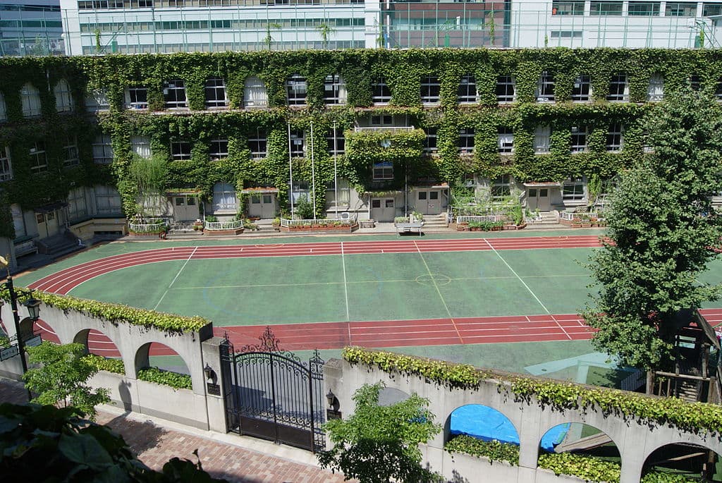 東京公立小學一套制服要價8萬日圓,街訪泰明學生家長打臉教育評論家